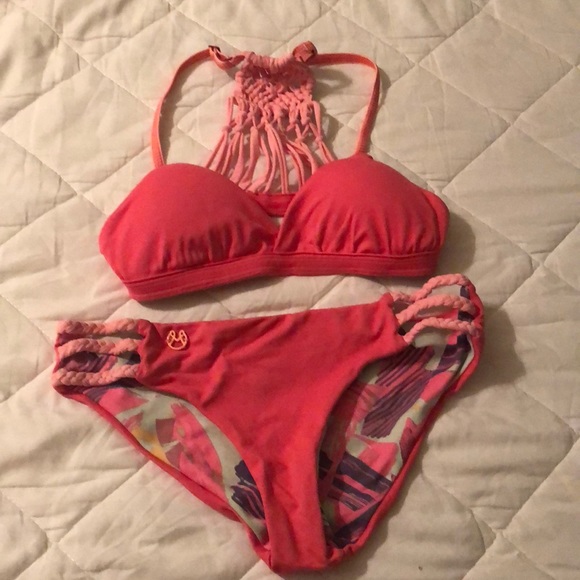 Bikini - Picture 1 of 4